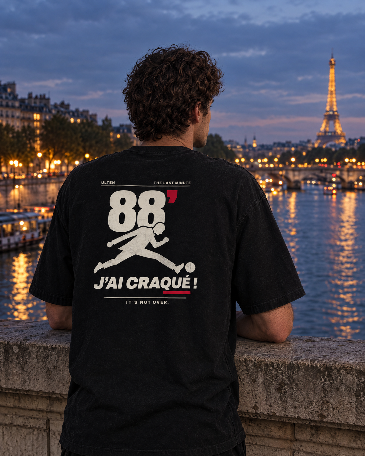 T-shirt ULTEN 88' porté sur un pont de Paris